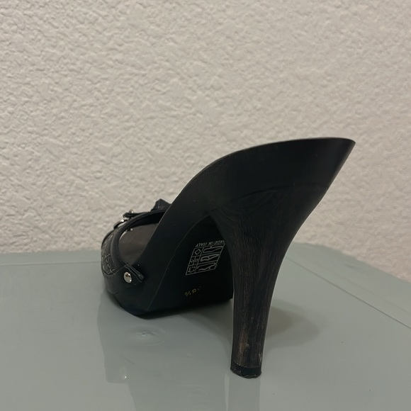 Dior sandal. Black . Size 38.5 ( run small) I’m usually a 6.5 or 7 though. - Picture 4 of 14